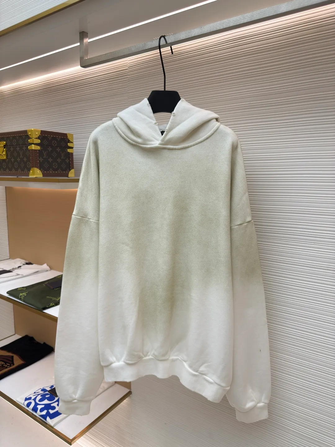 Acne Studios 1996 distressed printed hooded sweatshirt ●Authentic product: purchased and developed for 2299 ●Item number: 1680615-A85 ●Fabric: pure cotton fabric ●Technology: printing production ●Version: loose fit ●Weight: about 890 grams ●Size: S-M-L-XL ●Description: The fabric is made of custom-made pure cotton, washed with distressed and dirty gradient techniques, printed on the back, and the overall wiring is straight and delicate. The fabric is comfortable and soft, with consistent colors and no color difference. It can be matched with the same style to create a fashionable look and control various occasions. Customized accessories, complete with three standards, same style for men and women!